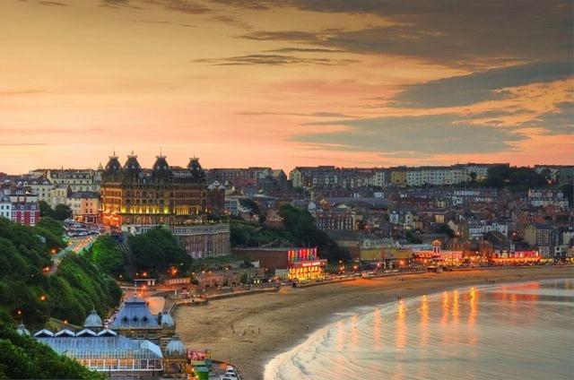 Lighthouse View, One Min From Harbour & Beach Lejlighed Scarborough Eksteriør billede